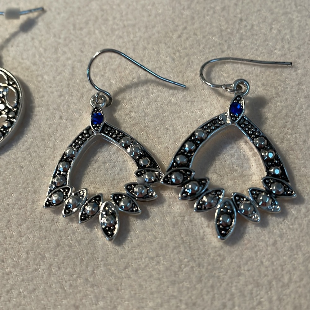 NWT 2 Pair Fashion Silver Earrings on French Wires - Picture 6 of 7